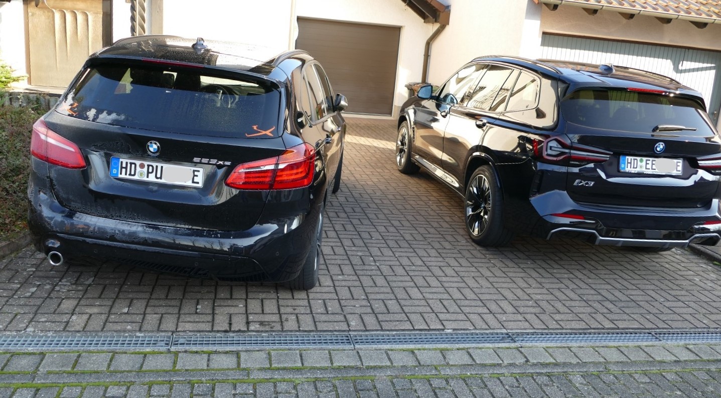 BMW Active Tourer neben BMW iX3 in der Einfahrt