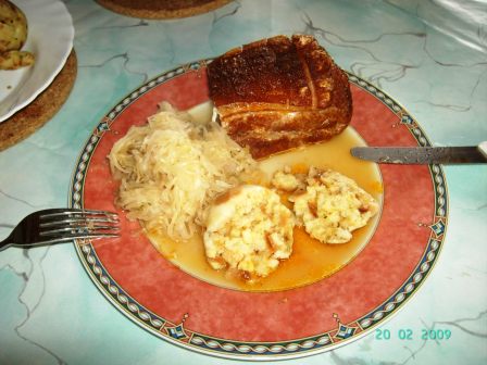 Schweinebauch mit Sauerkraut und Knödel