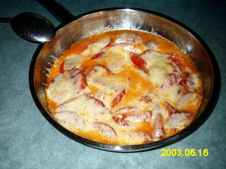 überbackene Tomaten mit Käse und Weißbrot