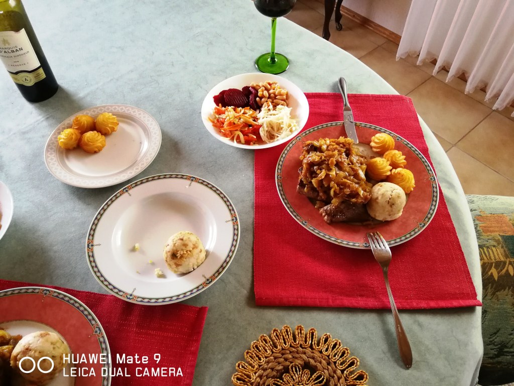 300g Rumpsteak medium mit Zwiebeln, Herzogin Kartoffeln und Knödel mit Rotwein