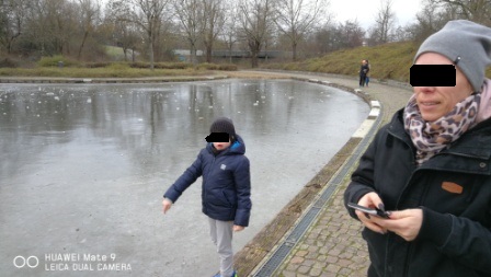 Der Modellbootsee der Günther-Klotz-Anlage Karlsruhe mit Bruchstücken von Eis übersät