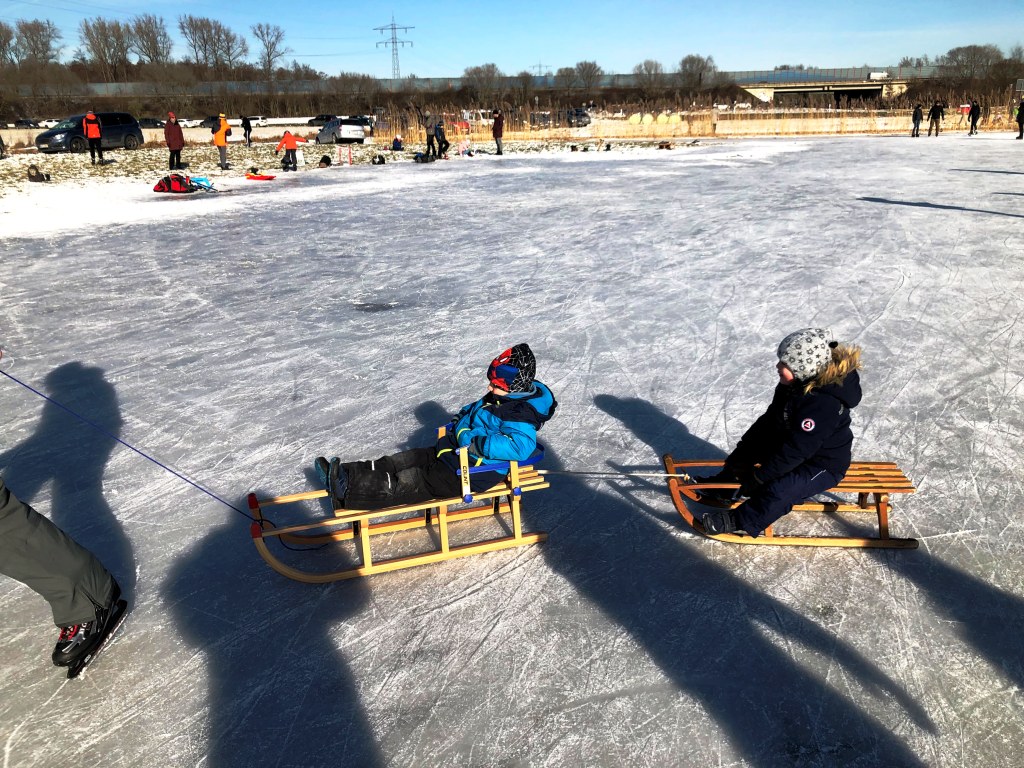 Eine überschwemmte Wiese die Mitte Februar neben der B3 bei St. Leon-Rot überschwemmt war und beim Frost gefroren war, dass war für Kind und Kegel wunderbar