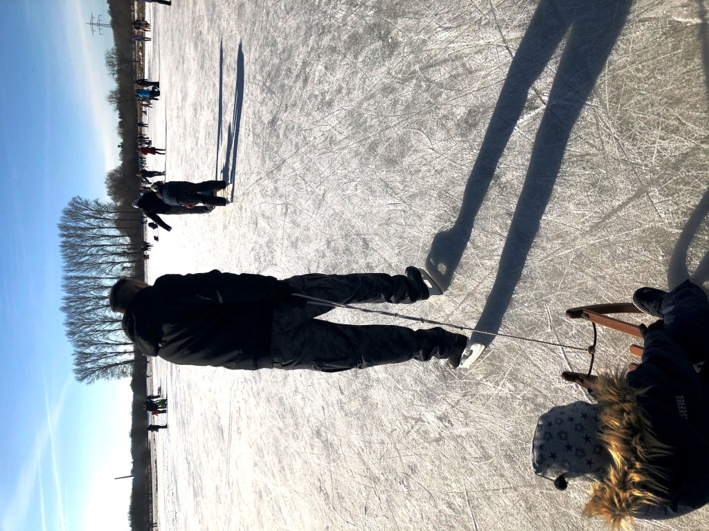 Eine überschwemmte Wiese die Mitte Februar neben der B3 bei St. Leon-Rot überschwemmt war und beim Frost gefroren war, dass war für Kind und Kegel wunderbar