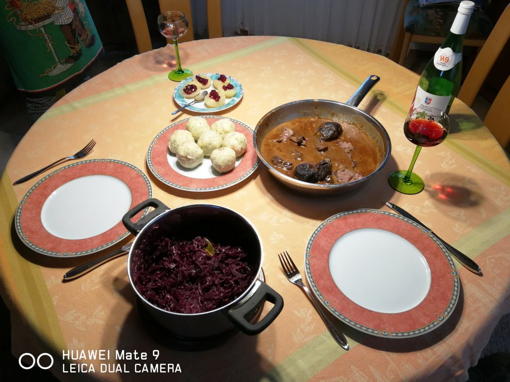 Hirschbraten Kartoffelknödel Rotkraut Birne mit Preiselbeeren