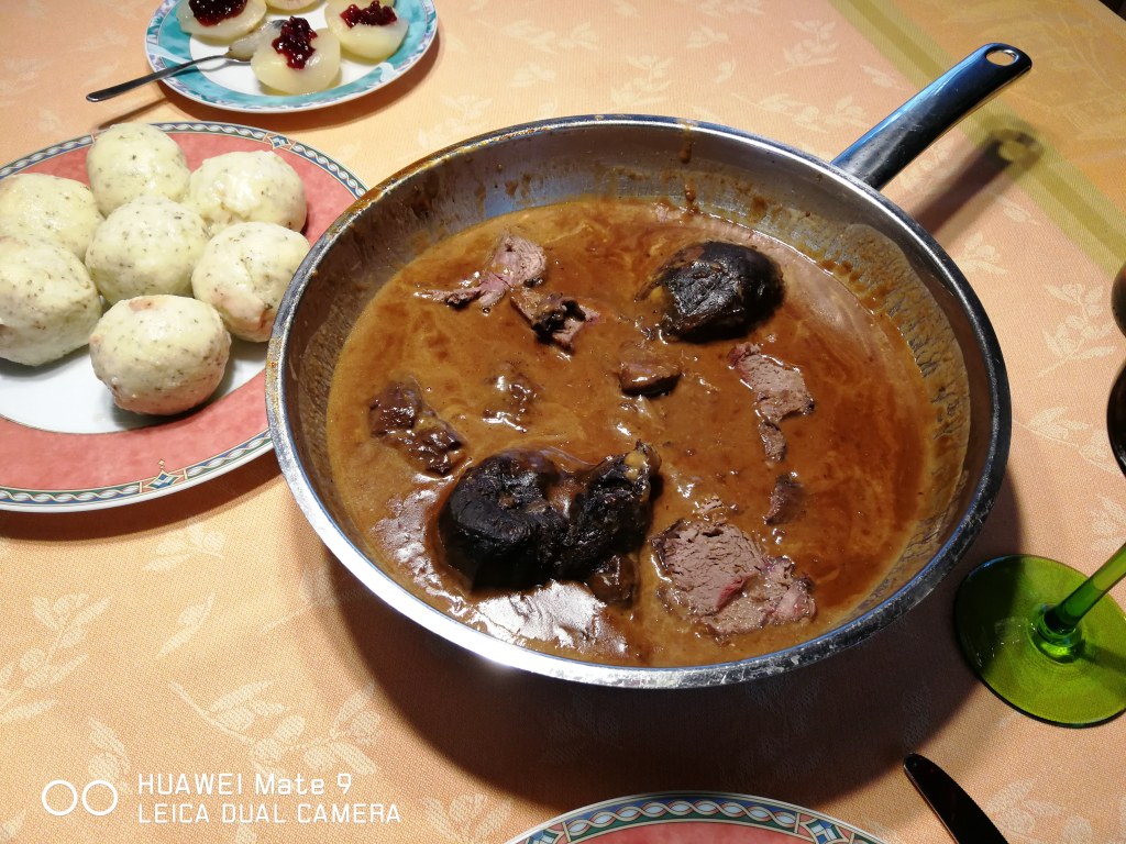 Hirschbraten Kartoffelknödel Rotkraut Birne mit Preiselbeeren