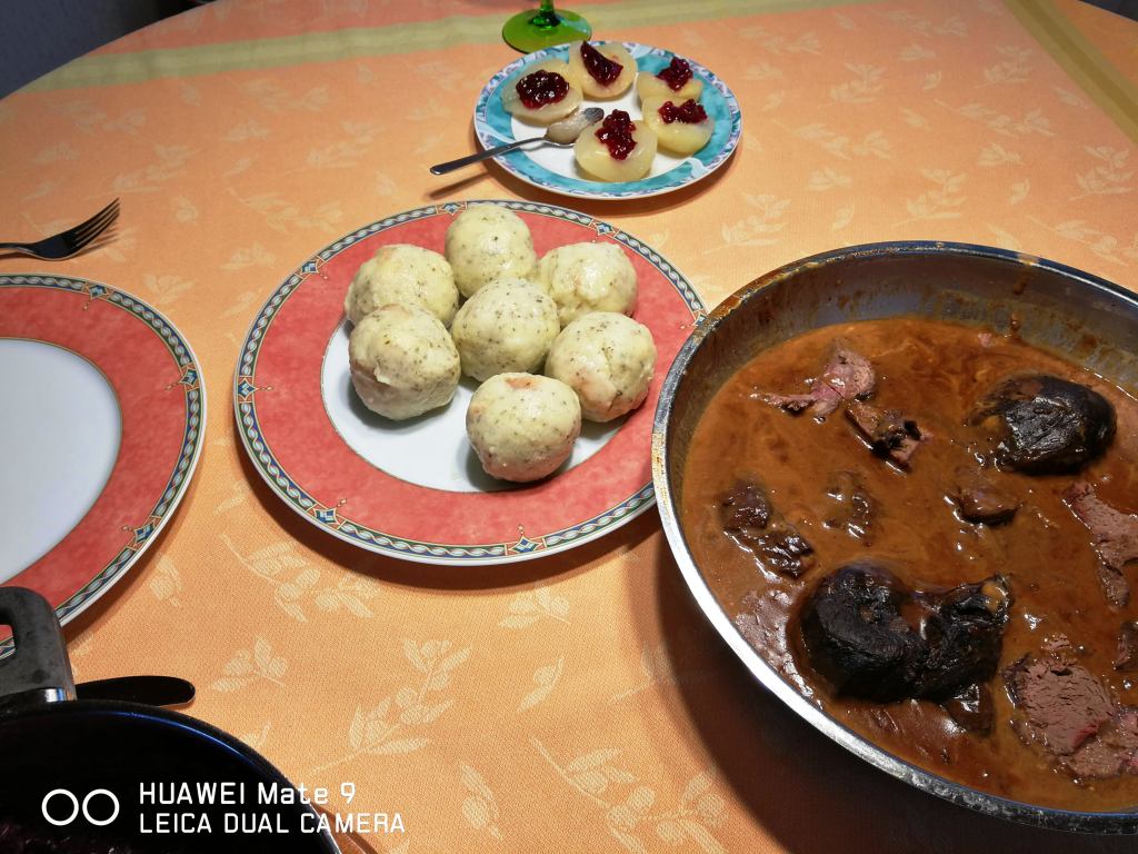 Hirschbraten Kartoffelknödel Rotkraut Birne mit Preiselbeeren     