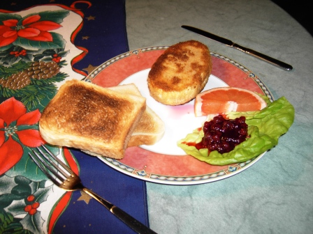 großer ovaler Camembert mit Toast und Preiselbeeren