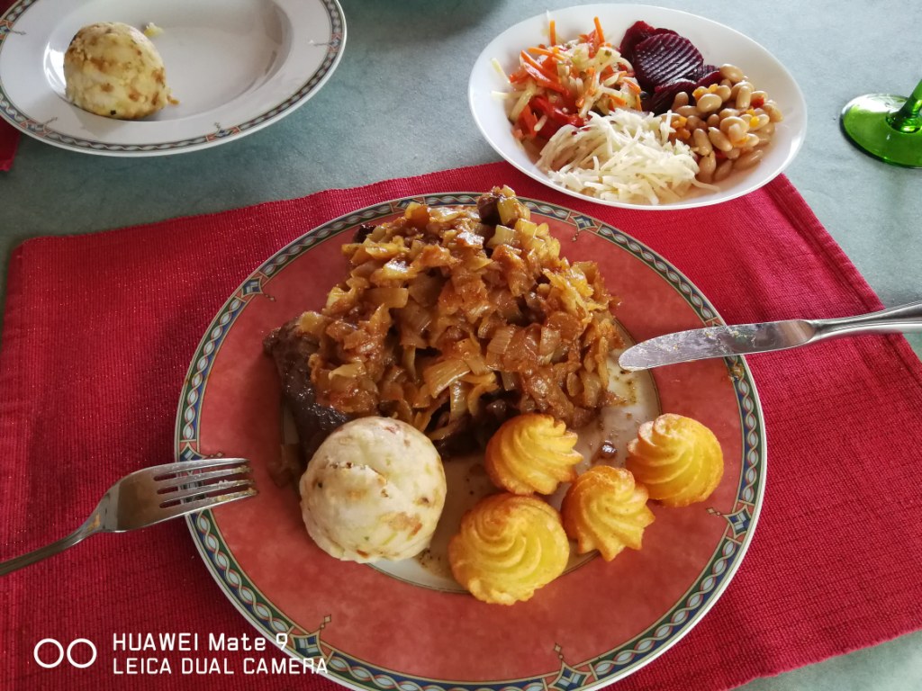 300g Rumpsteak medium mit Zwiebeln, Herzogin Kartoffeln und Knödel mit Rotwein