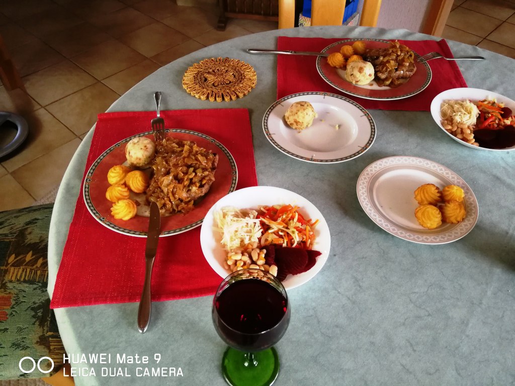 300g Rumpsteak medium mit Zwiebeln, Herzogin Kartoffeln und Knödel mit Rotwein