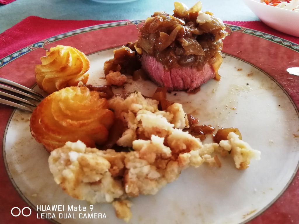 300g Rumpsteak medium mit Zwiebeln, Herzogin Kartoffeln und Knödel mit Rotwein