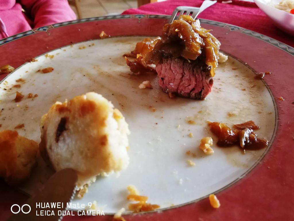 300g Rumpsteak medium mit Zwiebeln, Herzogin Kartoffeln und Knödel mit Rotwein