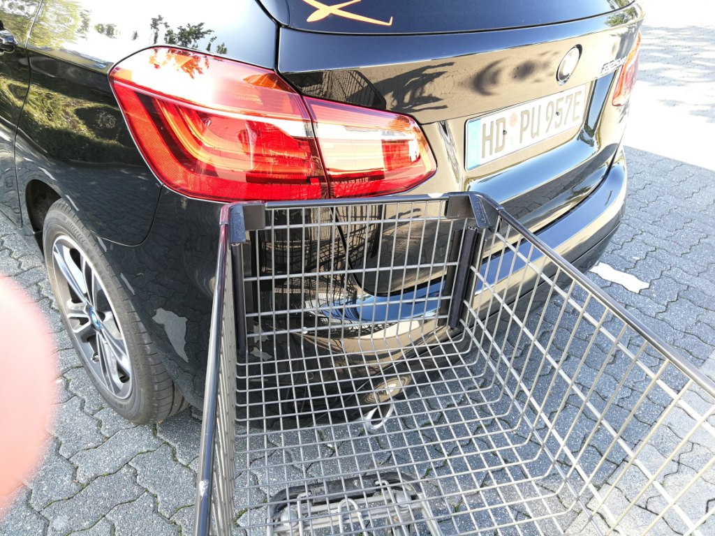 Mein geparktes Auto mit nachgestelltem Einkaufswagen