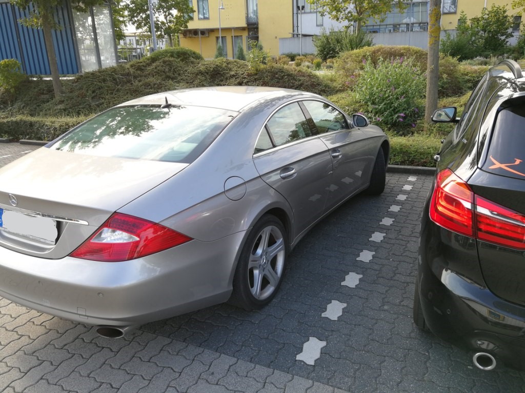 Mein geparktes Auto mit dem Mercedes links von mir